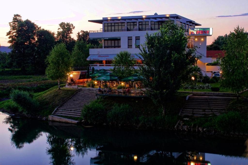 Hotel Le Pont ปรีเยดอร์ ภายนอก รูปภาพ