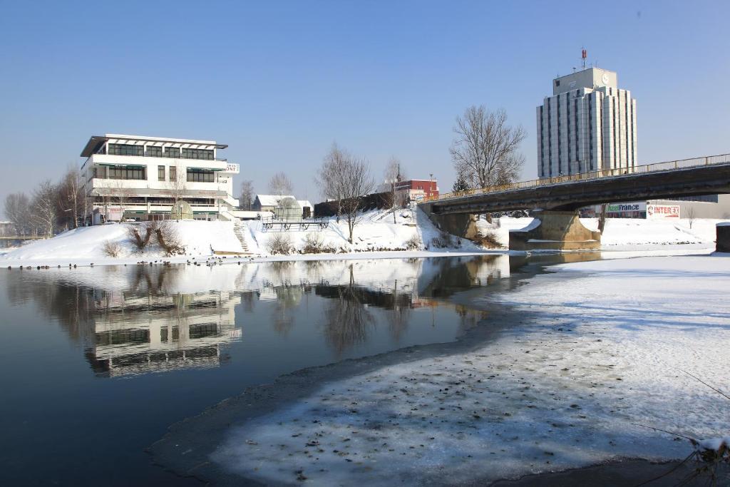 Hotel Le Pont ปรีเยดอร์ ภายนอก รูปภาพ